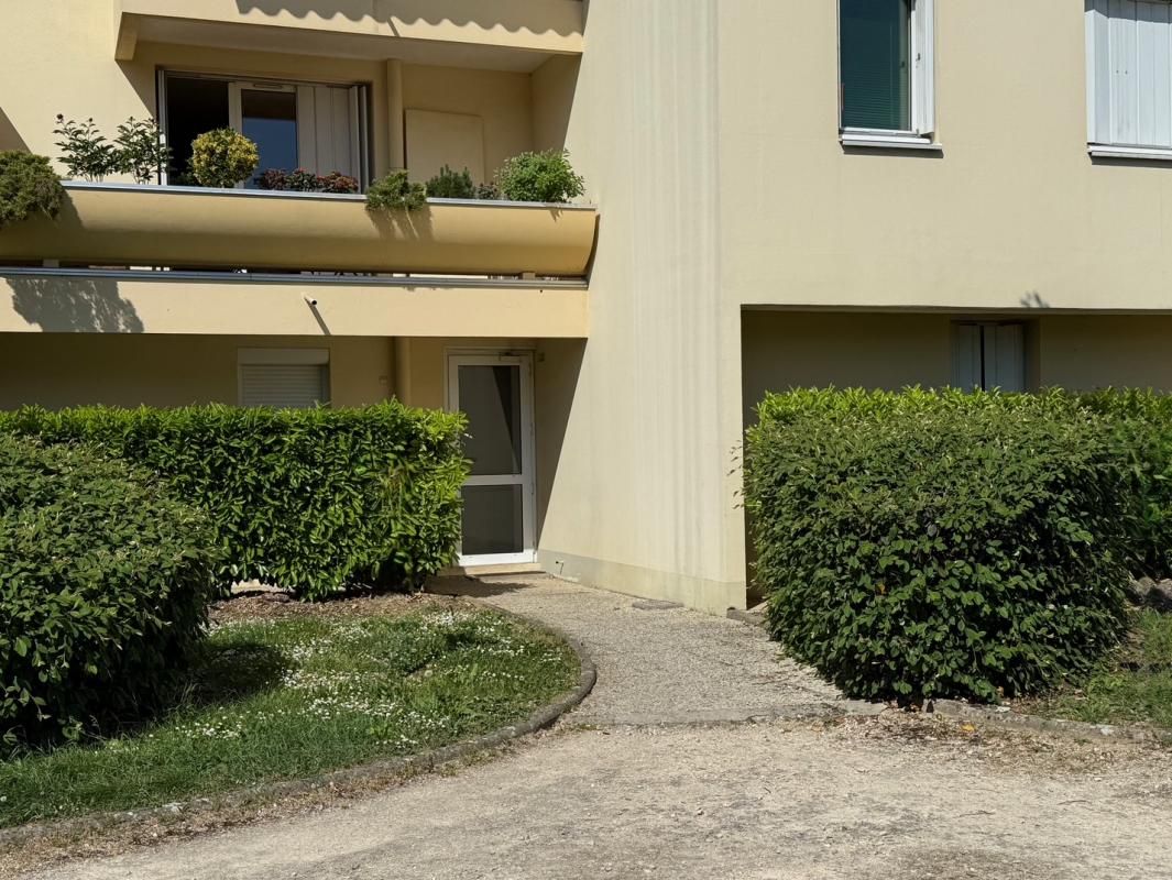 Appartement Très calme de 33 m² meublé Dijon 1 pièce(s) + cuisine séparée + une cave de 6m² très propre