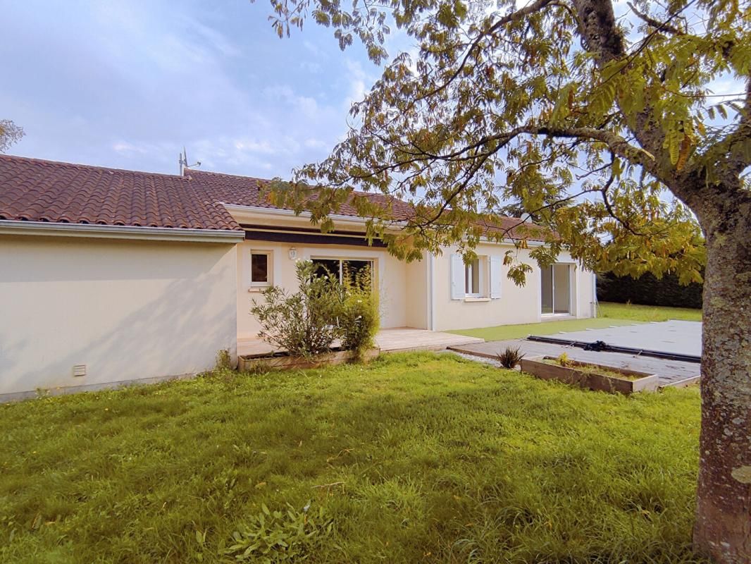 Maison de plain pied 5 pièces 111 m2 - garage et piscine