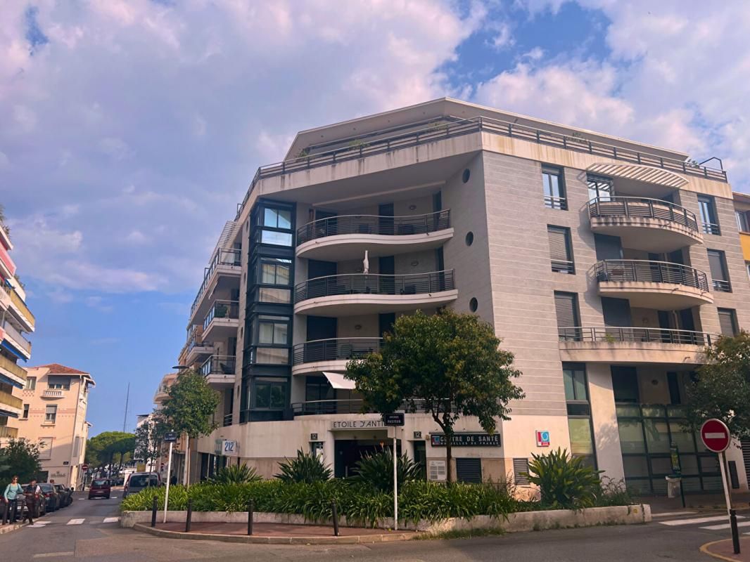 Appartement Antibes 3 pièces de 69 m2 au port d'Antibes