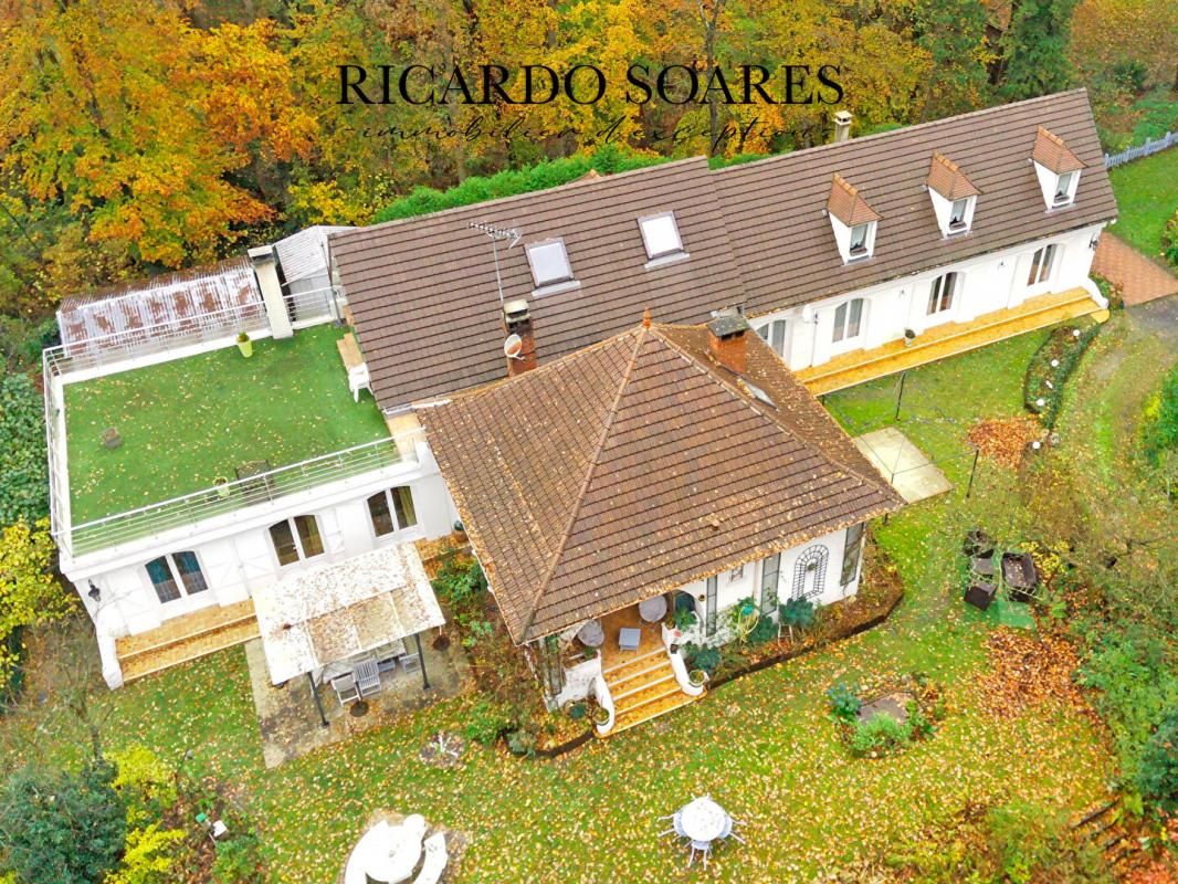MAISON FAMILIALE 306 m2 / 5 CHAMBRES / 3 CUISINES / 3 SALONS / GARAGE DOUBLE / TERRAIN 14 580 m2