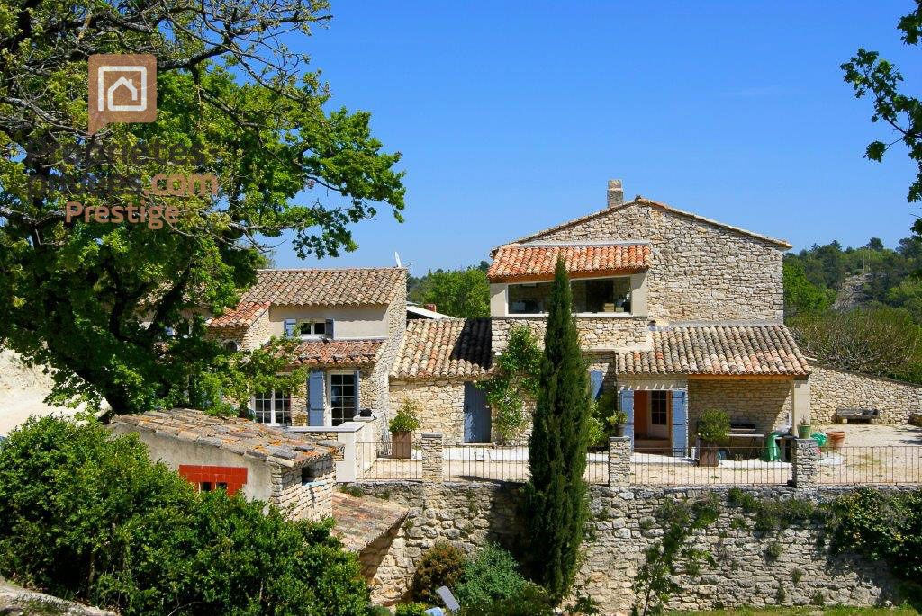 A VOIR ! Bastide en pierres à proximité de GORDES - avec gîte indépendant - Piscine