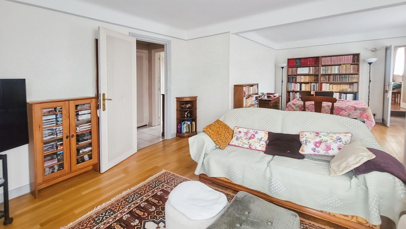 Maison familiale - Emplacement idéal - à 10 minutes à pied de la gare de Chelles Gournay