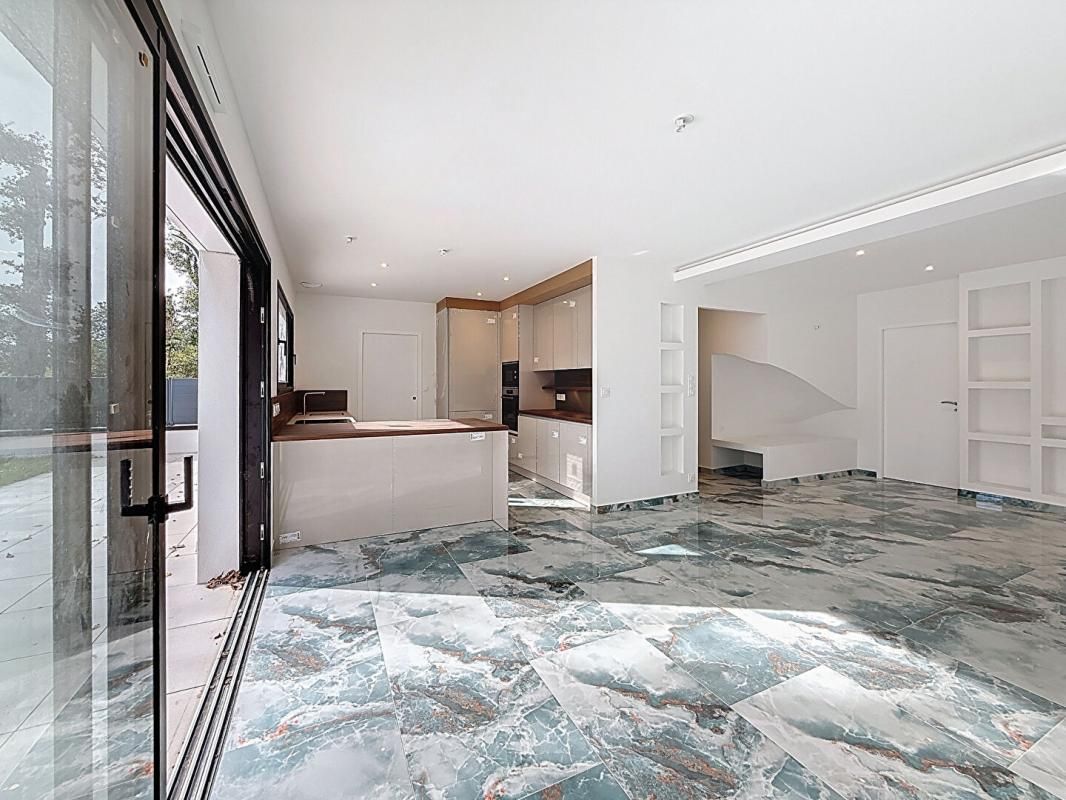 Maison contemporaine de 2025, RE2020, 150 M², 5 chambres dont une suite parentale, mezzanine, garage, cellier, terrain 275 M², commerces à pied et Vannes à 7 min. MEUCON