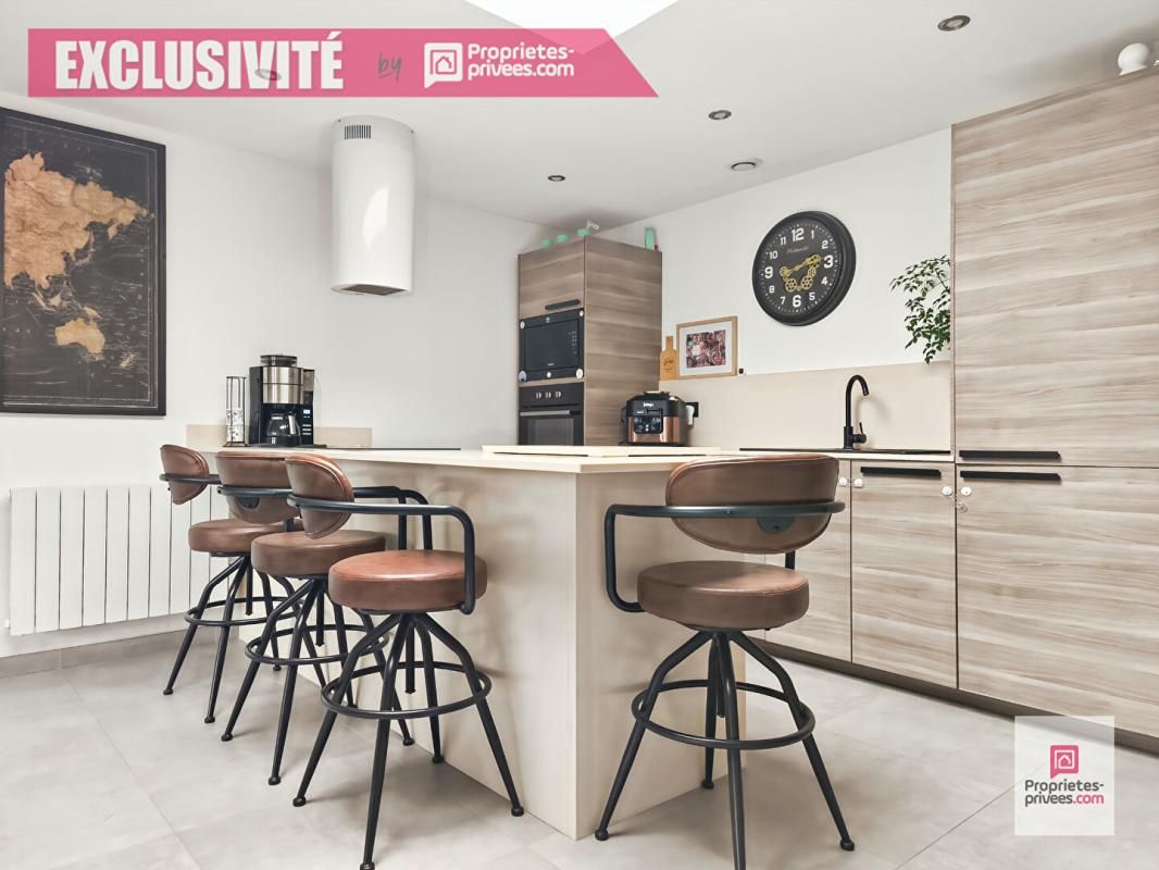 Wattrelos, proche parc, magnifique maison rénovée avec 3 chambres (dont une au RDC), jardin, stationnement privatif