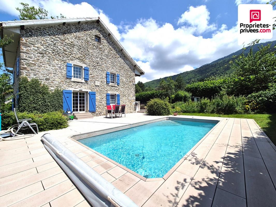 Maison en pierre 6 pièces 174 m² - Terrain clos avec piscine - St-Cergues 74140