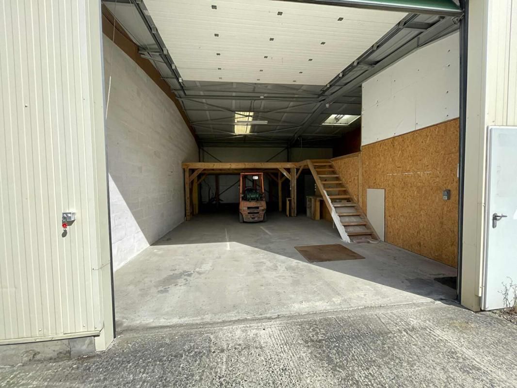 60700 FLEURINES - Local d'activité 100m2 stockage + 50m2