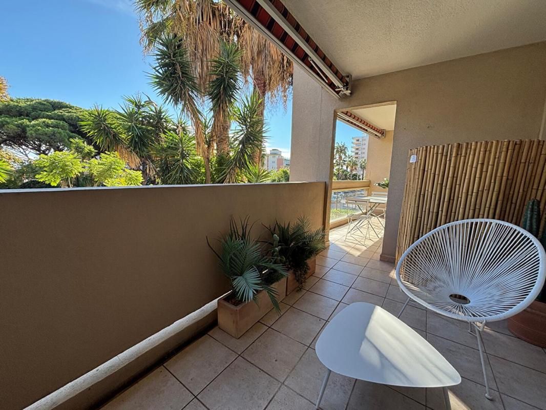 Rare à la vente - Appartement T2 vue mer et port avec garage- Centre-ville LE LAVANDOU