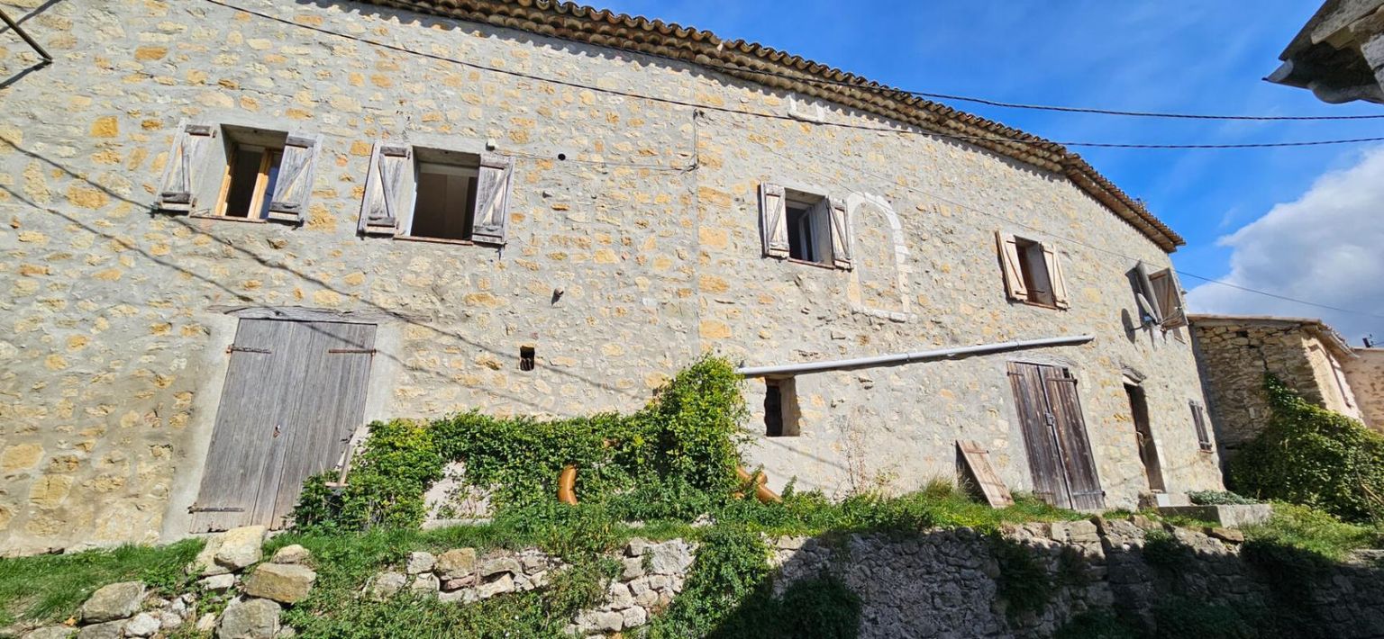 Maison de hameau en pierres avec terrain, à Bargème