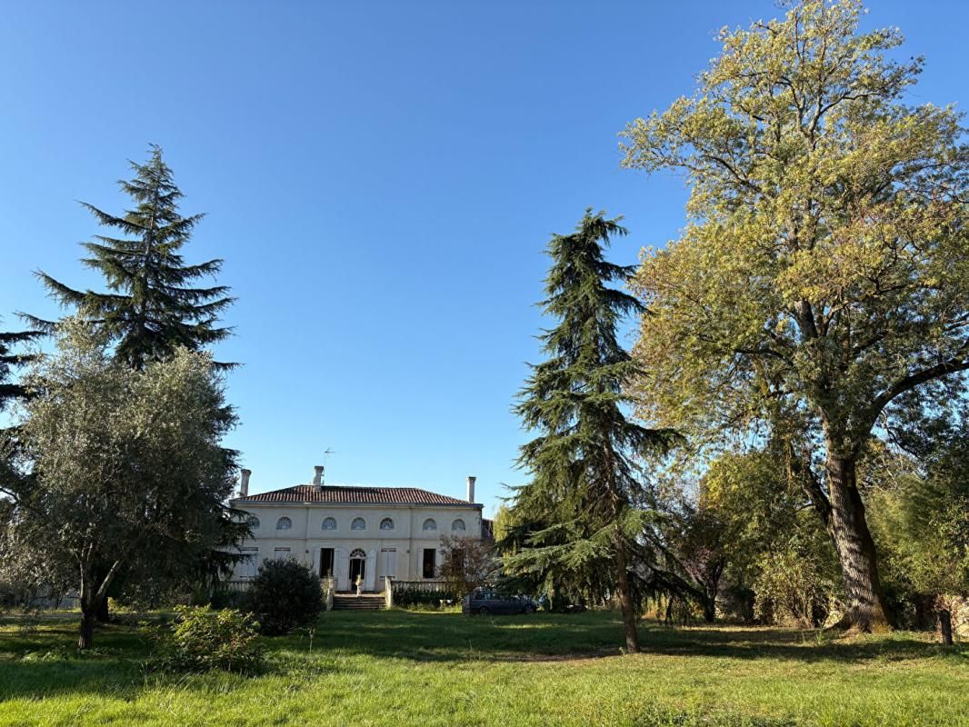 BELLE CHARTREUSE 1820 avec un parc arboré. Axe Langon - Marmande