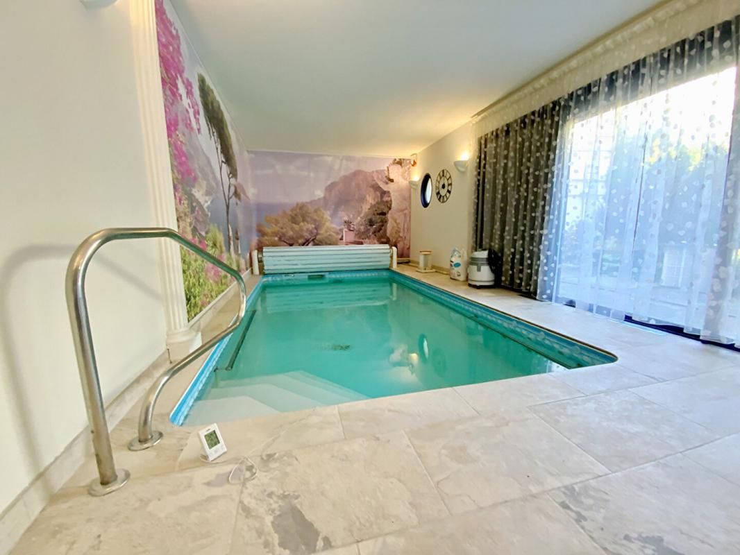 Exclusivité - Maison familiale avec piscine intérieure - Quartier pavillonnaire