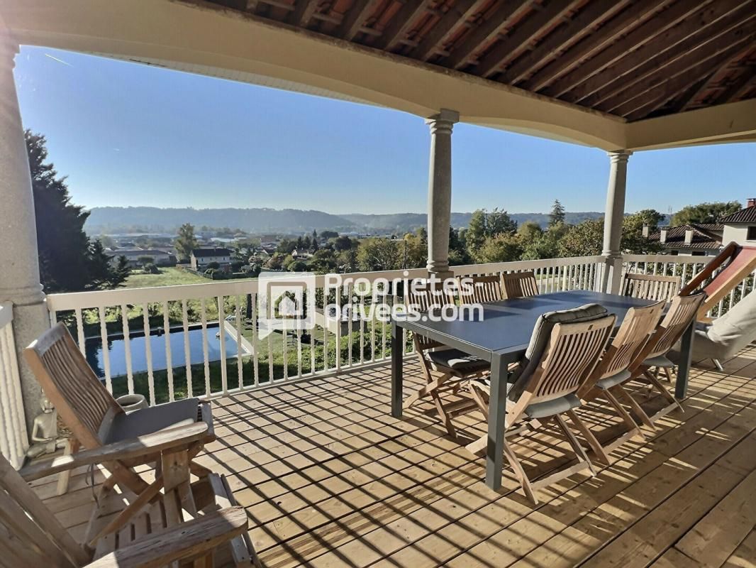 Maison T9 avec 5/6 Ch. piscine et grande terrasse panoramique sur CHANCELADE (24650)
