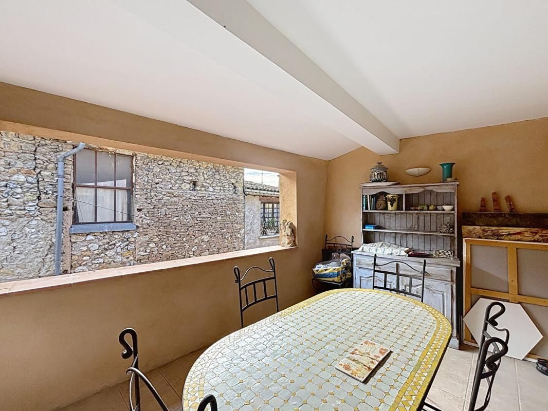 MAISON DE VILLAGE plein centre à Mézel