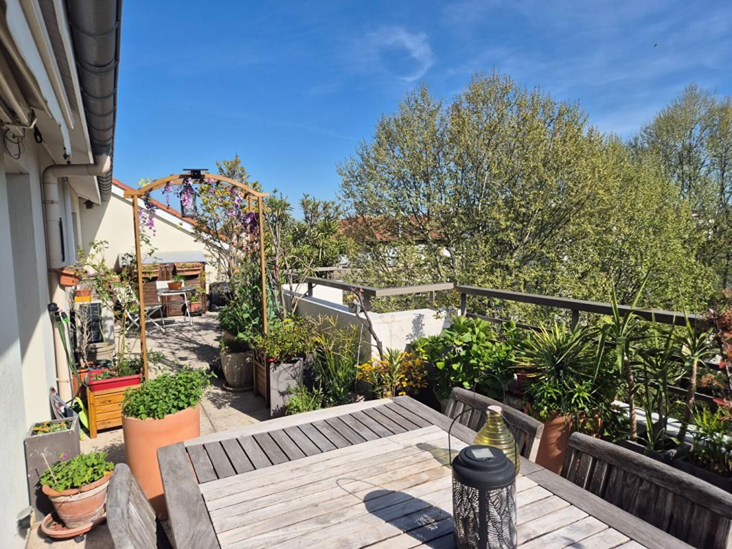 TOIT/TERRASSE SUR VILLEURBANNE/ GRATTE CIEL NORD :DERNIER ETAGE DE 126M² AVEC TERRASSE DE 35M² CIEL OUVERT