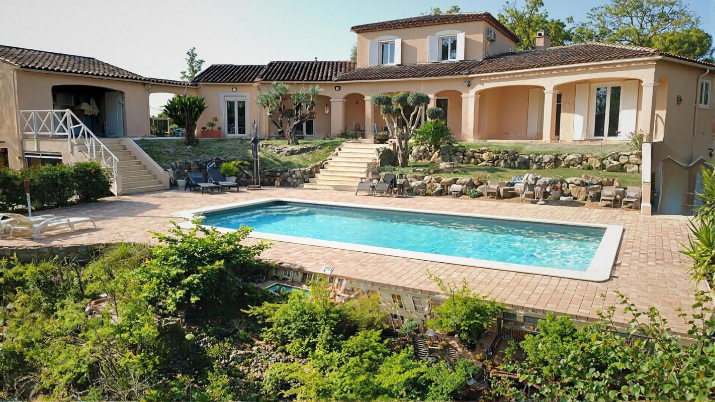 Villa familiale avec piscine et grands volumes à Draguignan 83300