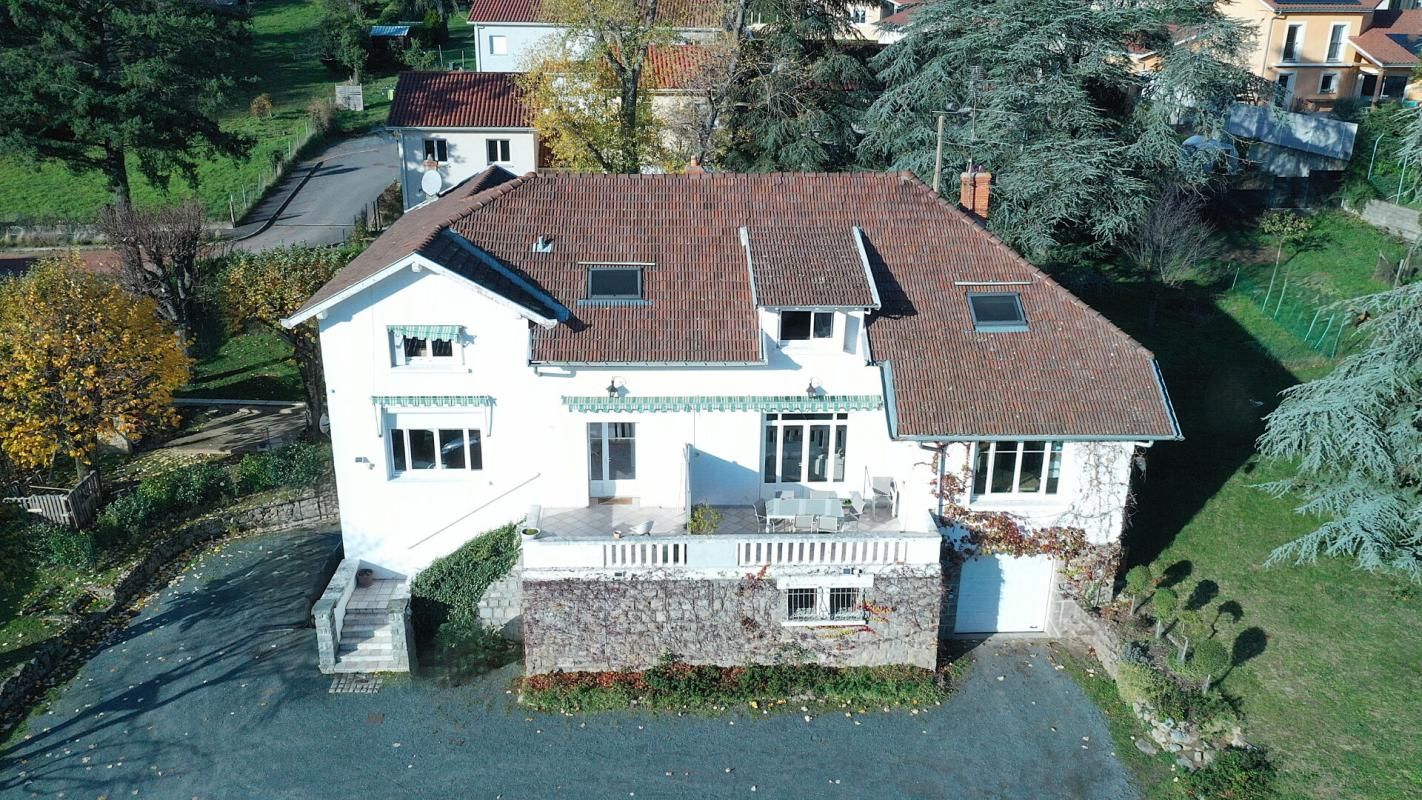 Propriété comprenant 3 appartements dans un parc arboré de 2753 m²