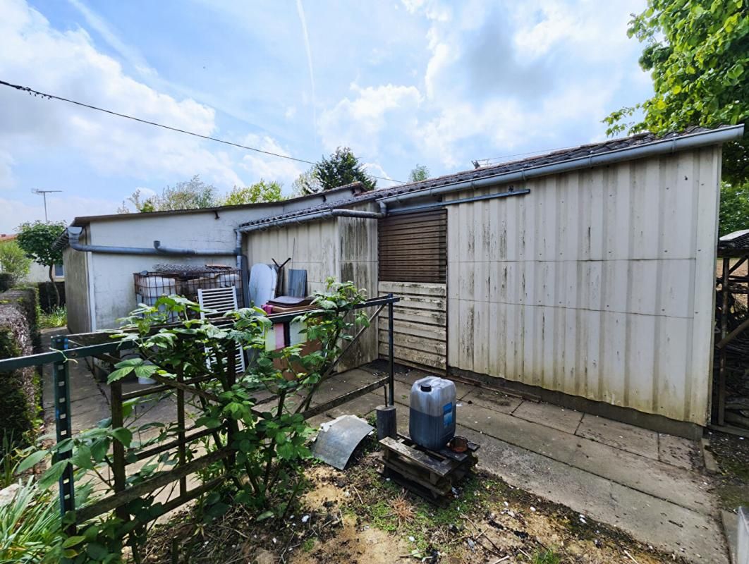 2 GARAGES ET UN ATELIER La Salle Et Chapelle Aubry 69 m2 ENV