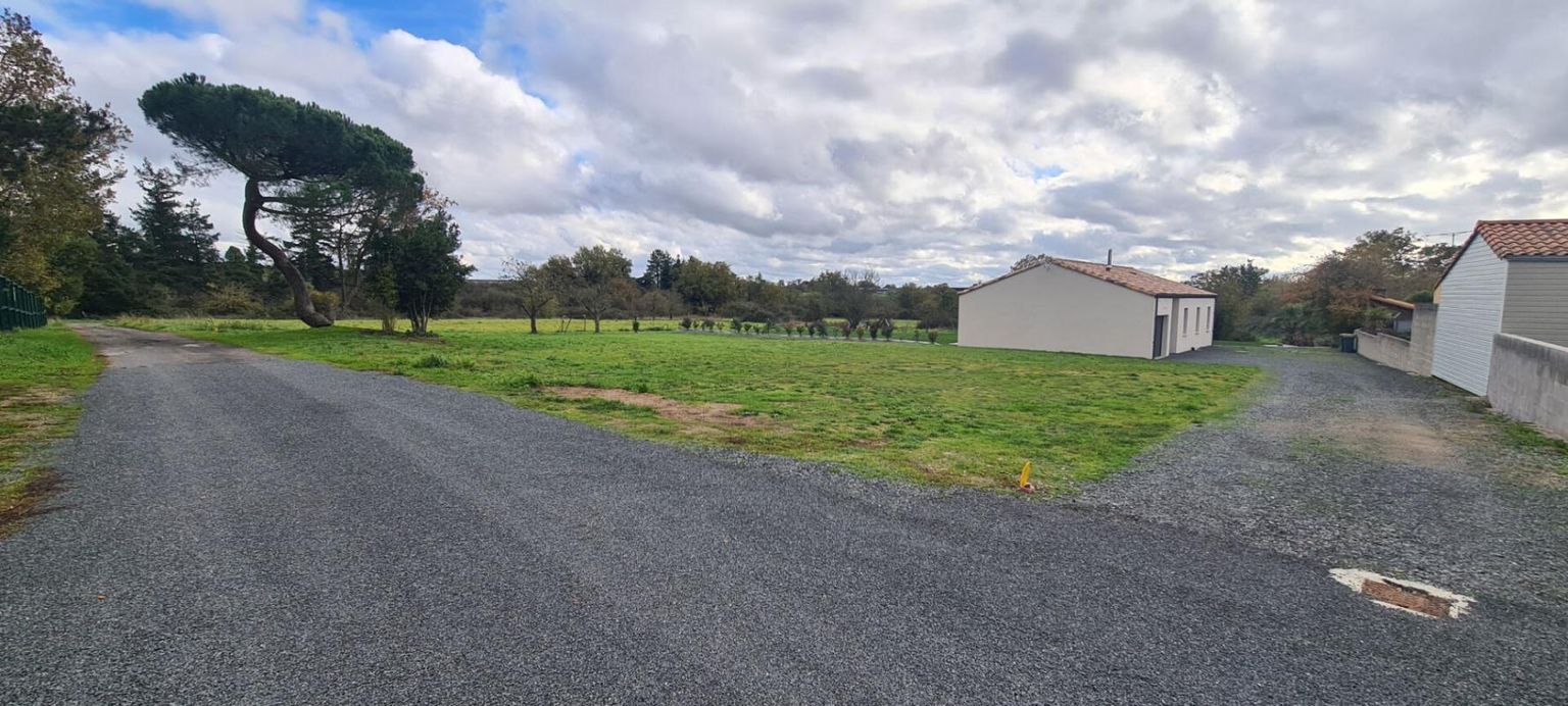 Terrain constructible, libre de constructeur, non viabilisé, Gorges 1161 M² avec 401 M² en zone Uc