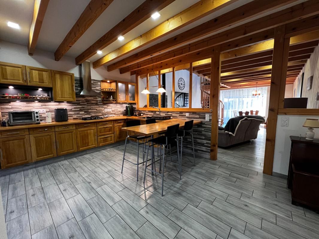 70180 - MEMBREY - 168 m2 - 2 chambres - Prix : 160000 honoraires charge vendeur