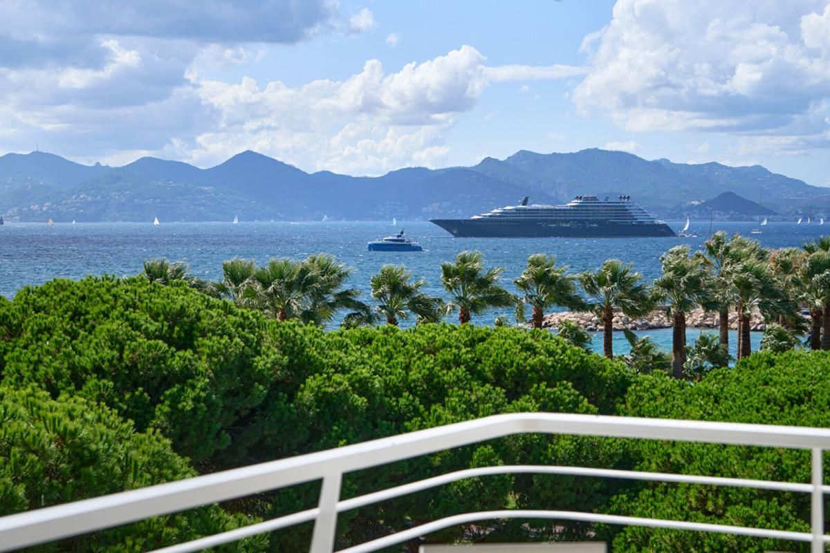 Cannes Croisette Penthouse de Prestige : Vue Mer Panoramique au 6ème Étage