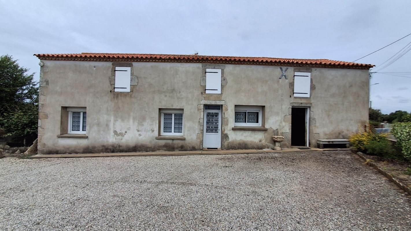 Ensemble immobilier : Maison + grange + 5 hangars + 2 terrains constructibles + dépendances