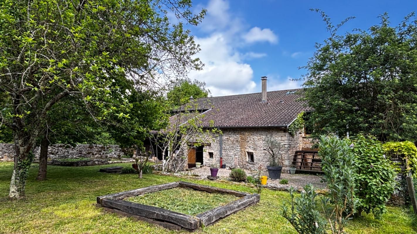Maison en pierre, Uchizy, 152 m2 avec beau terrain arboré et dépendances