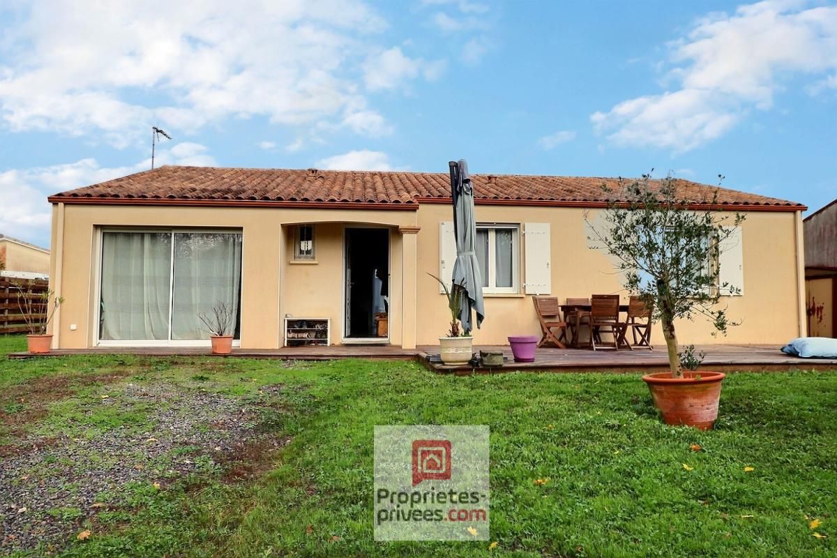 Lumineuse Maison de plain-pied de 2006 - 117 m2 habitables - 4 chambres dont 1 suite parentale - cellier - cabanons de jardin