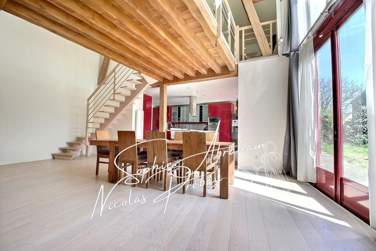 Maison en pierres avec dépendances et terrain