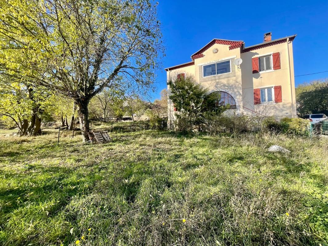 Spacieuse maison avec grand terrain et double étage - Molières-sur-cèze