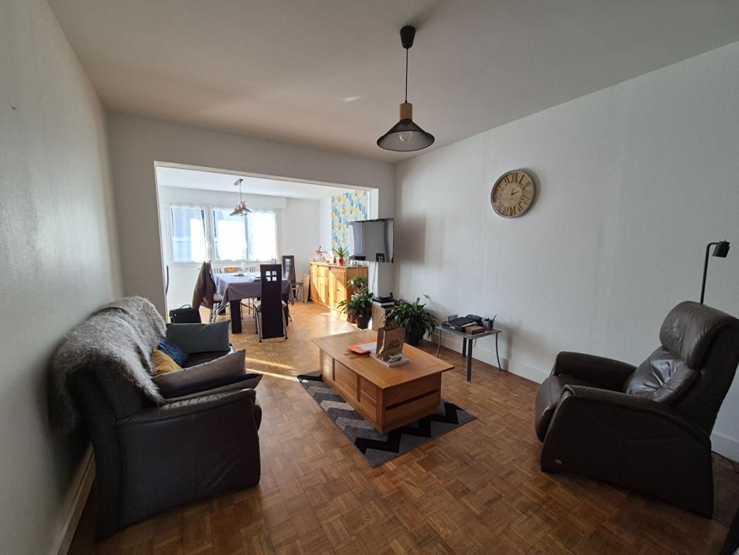 Belle maison rénovée de 117 m² + grand potentiel d'aménagement - Lanester (Morbihan) à 400 m du centre - 7 min de Lorient - 8 min de Caudan - 10 min d'Hennebont - 8 min de la mer