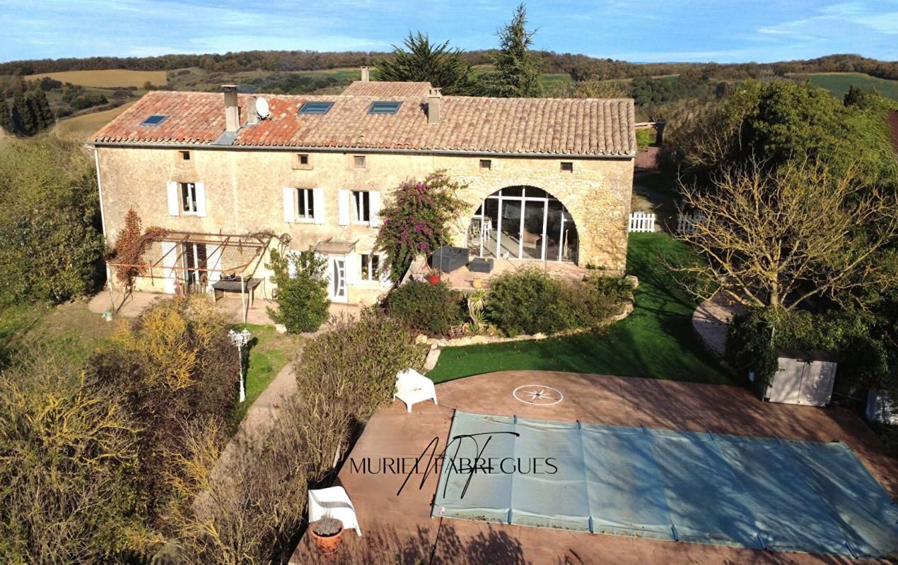 Maison en pierre de 189 m2, piscine chauffée. 11270 Saint Amans