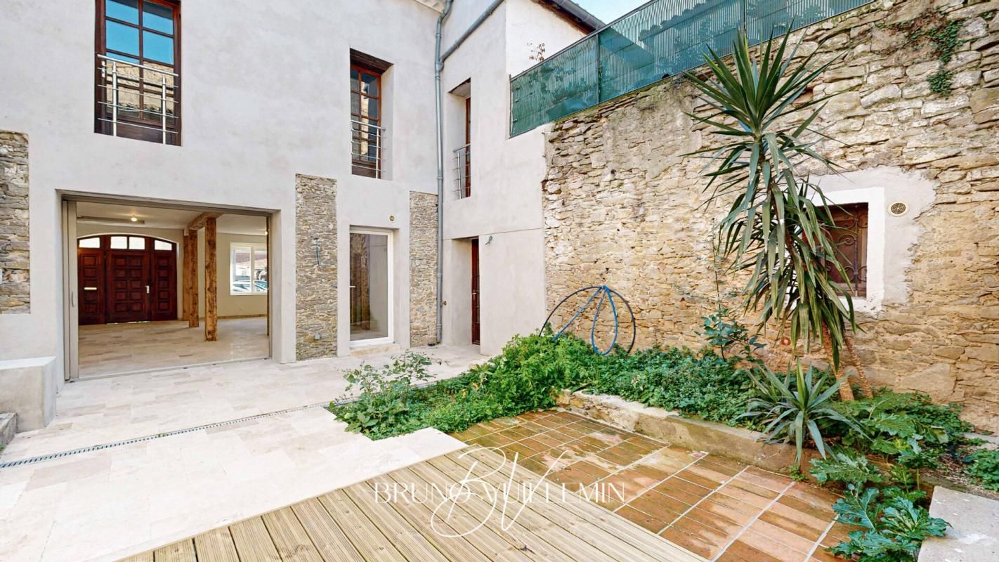 MAISON DE VILLE R+1 avec GARAGE, DEPENDANCES et EXTERIEUR