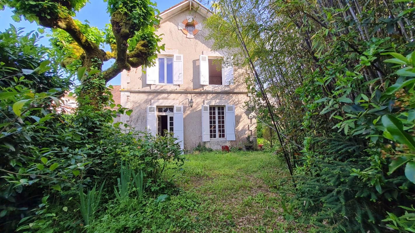 Mussidan centre ville deux maisons, une grange et dépendances parcelle de 1328 m²