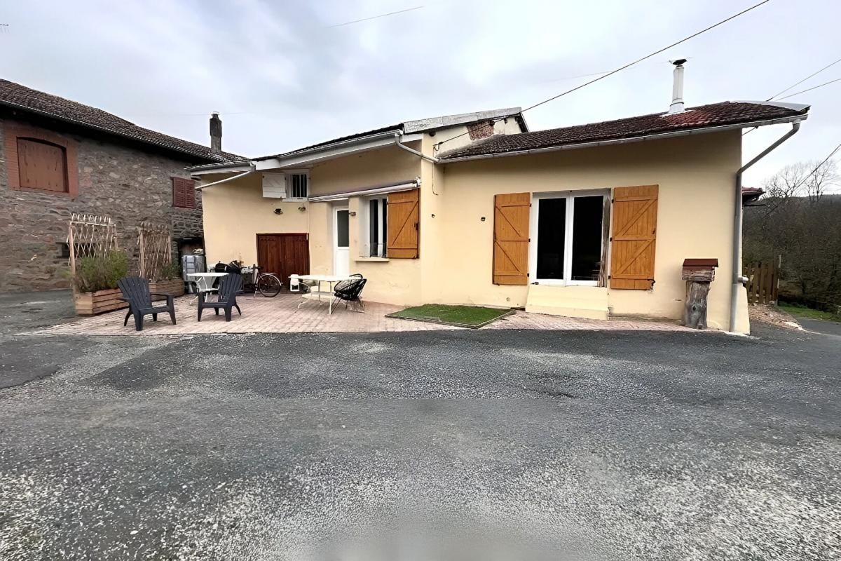 CLAVEISOLLES. Petite maison cocoon 3 pièces 93 m2 avec terrasse et terrain au calme