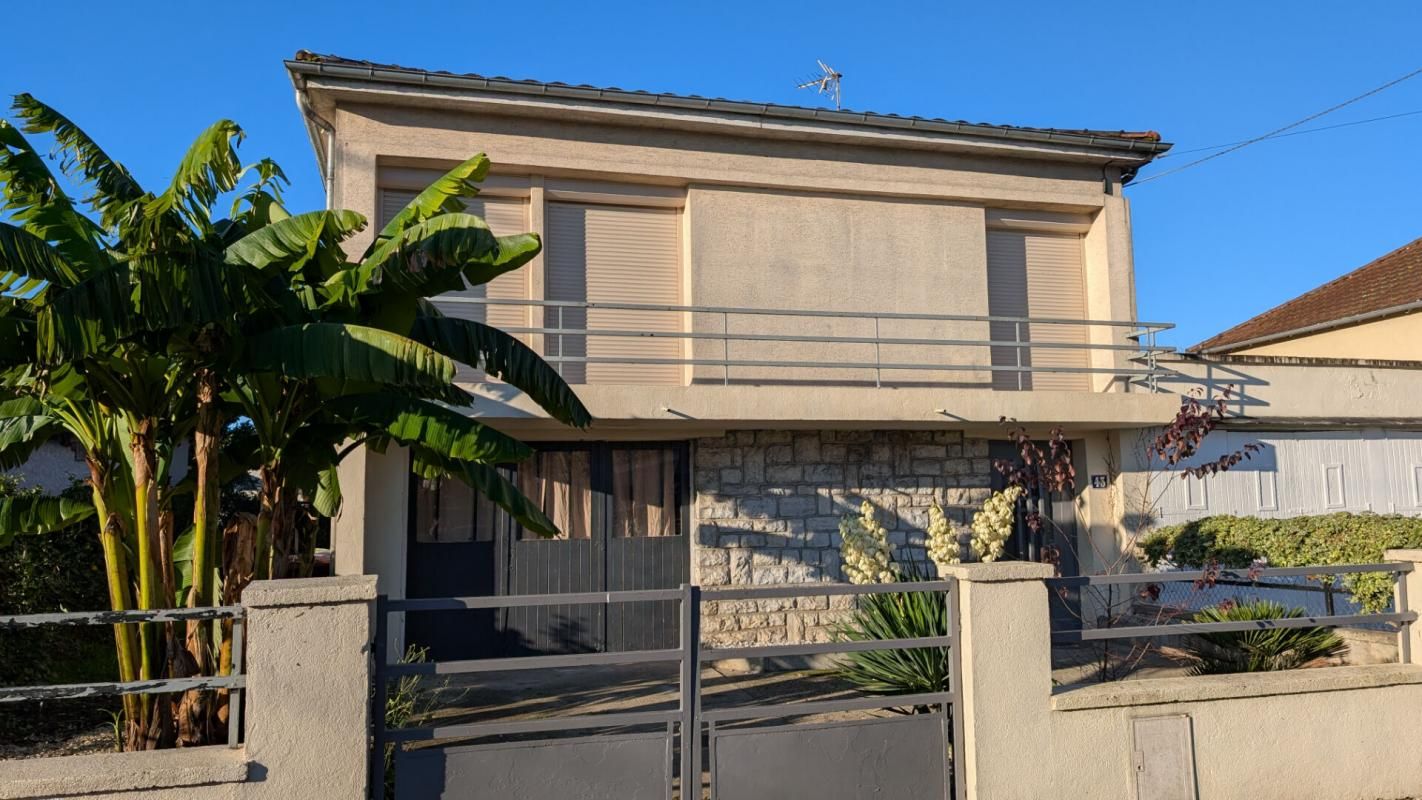 Brive La Gaillarde MAISON T4 d'environ 110m² , habitable de suite, avec 2 GARAGES INDEPENDANTS de 30m²