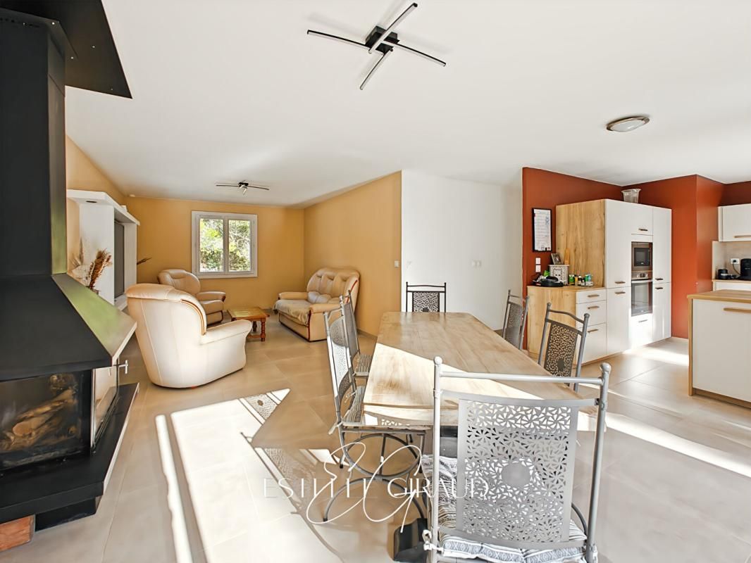 Villa de plain pied, 3 Chambres, Garage, Terrasse, Grand Jardin