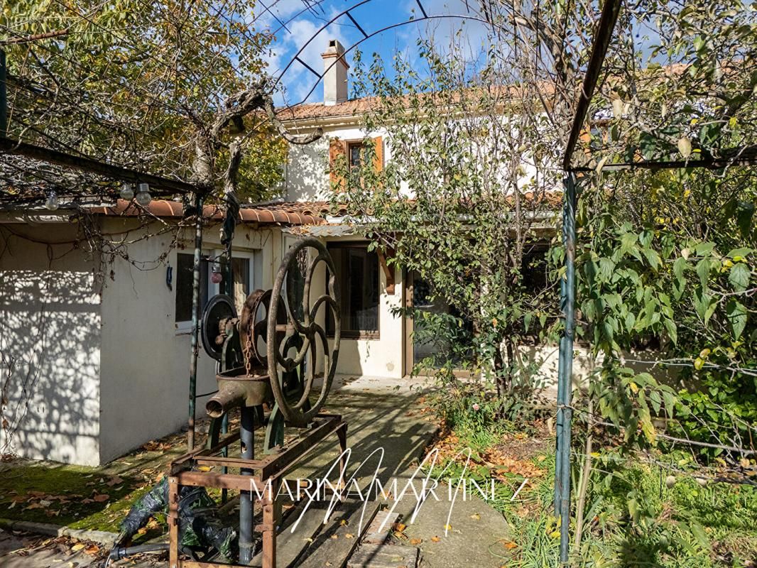 Maison de ville avec jardin arboré , garage et dépendance - Bram centre
