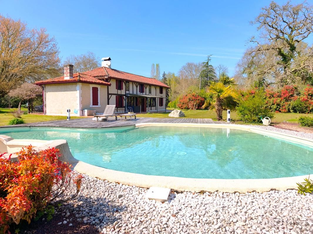 Propriété 200 m2 avec étang, piscine sur 5 hectares