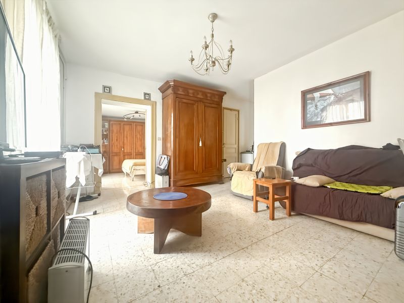 3 logements: soit deux T3 et un T2 avec deux garages et cave