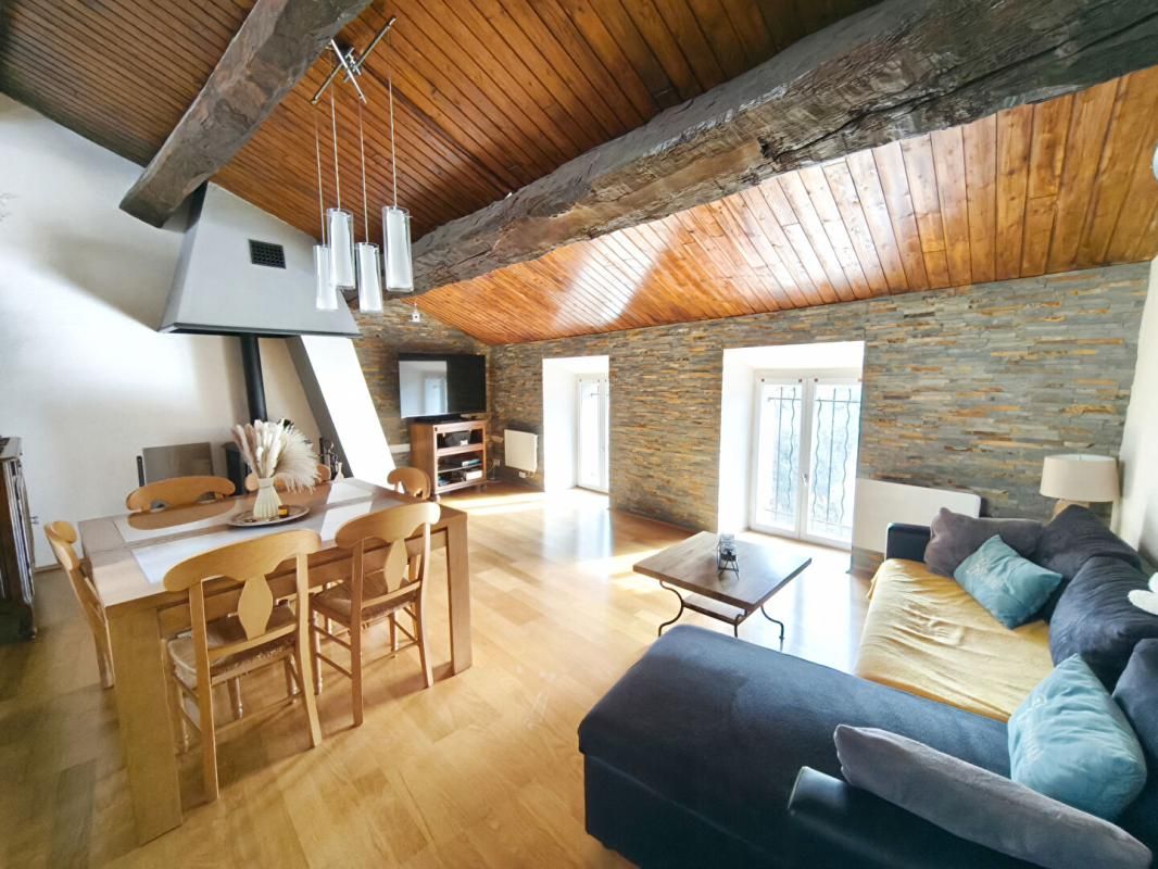 Immeuble 140m2 (T2+T4) + forêt