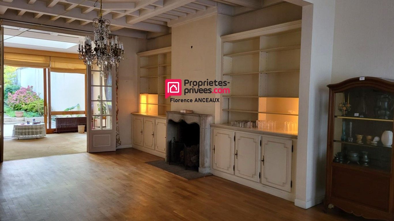 Belle maison bourgeoise face Champs Elysées avec jardin et garages