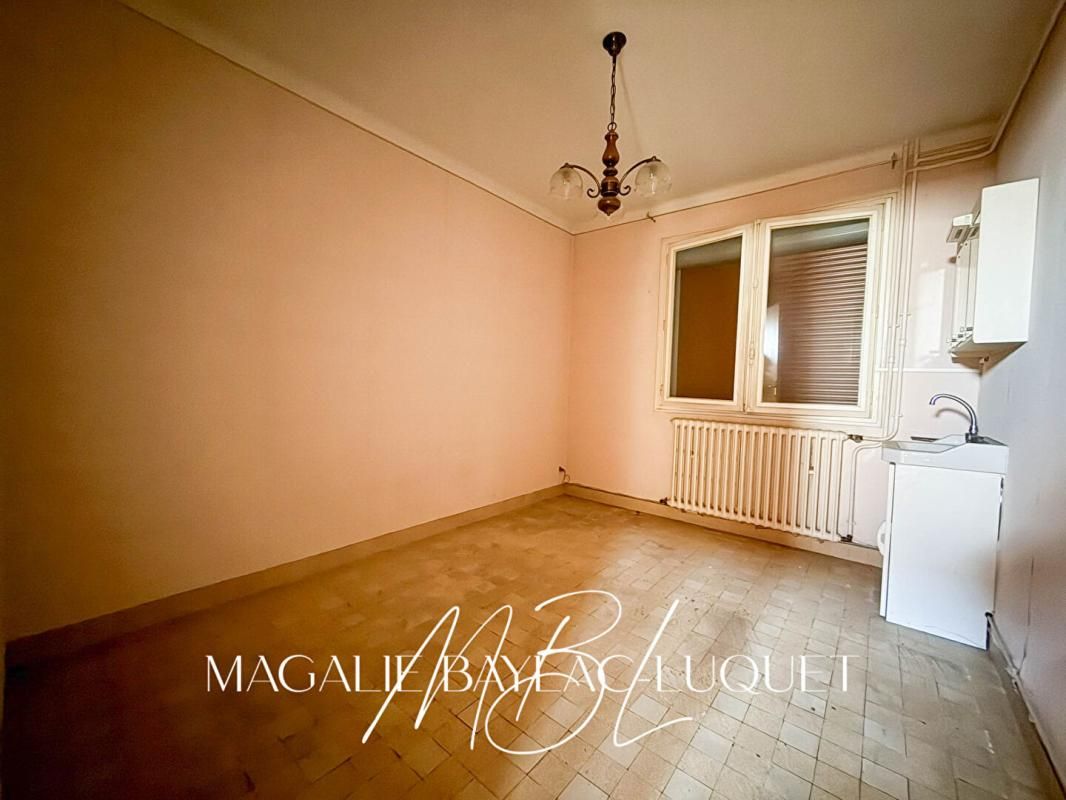 IMMEUBLE DE RAPPORT ? CENTRE DE CARCASSONNE ? 3 ÉTAGES ? FORT POTENTIEL