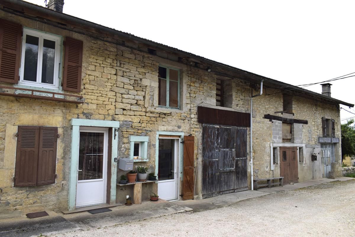 À vendre - Ancien corps de ferme avec 1 hectare de terrain - Louvenne / Val Suran
