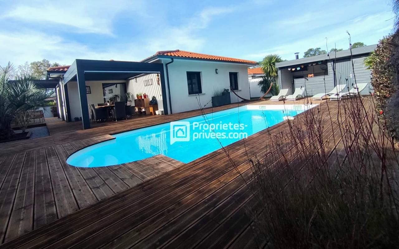 Maison contemporaine de 2020 plain-pied avec piscine et prestations premium