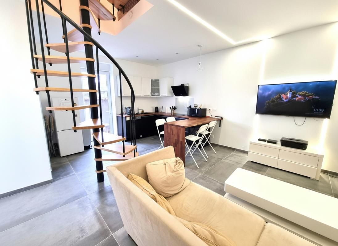 Saint Priest (69800), Maison de ville 4 pièces, d'env.72m² hab, 3 ch, Terrasse. Exc.état!