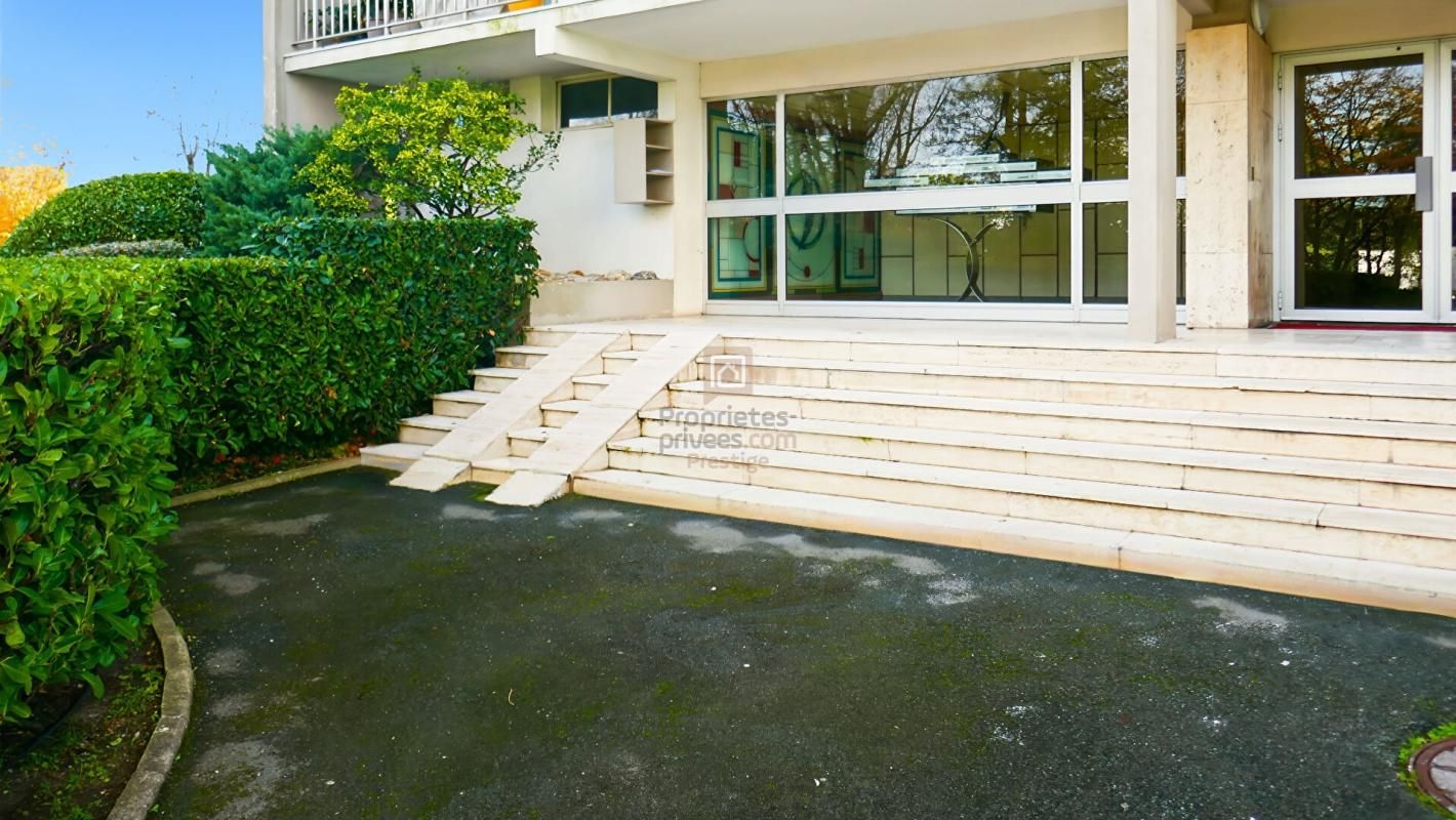 Bordeaux-Caudéran Elégant appartement familiale avec 3 chambres ascenseur parking offrant une vue dégagée