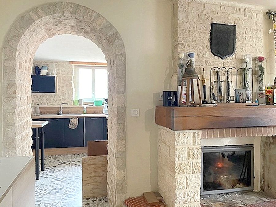 Maison en pierre avec 2 logements 220 m2 entièrement rénovée 6 chambres, centre village