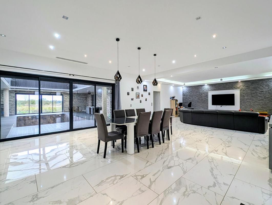 Maison Mondavezan 6 pièces 332 m2 avec piscine intérieure et terrain de 6595 m²