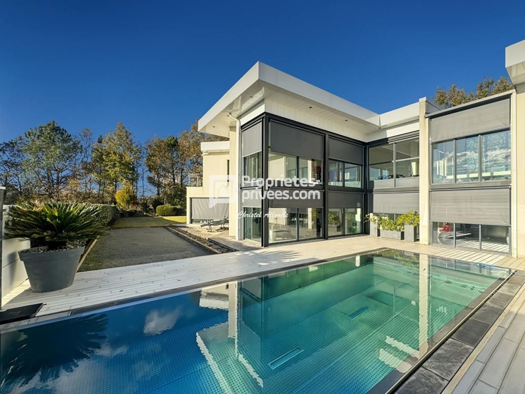 PESSAC Proche Golf : Maison d'Architecte 390 m2 ASCENSEUR -GARAGE- PISCINE