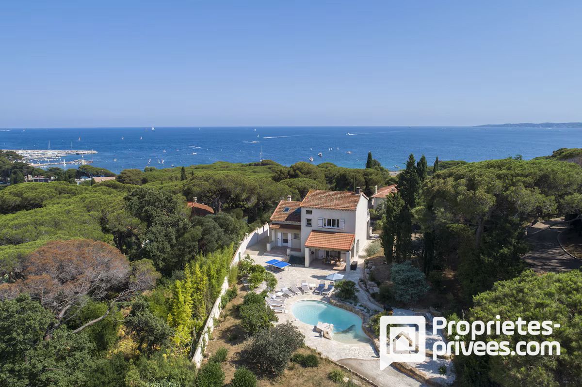 Villa avec jardin, garage, piscine et dépendance à Sainte Maxime