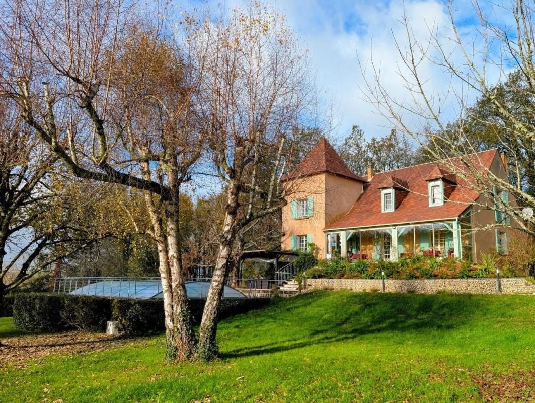 Belle périgourdine de charme avec chambres d'hôtes et piscine chauffée sur 1 hectare de terrain